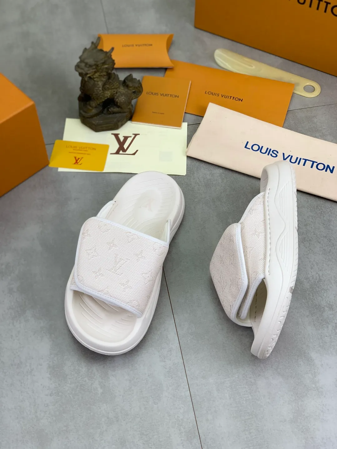 Men's shoes 💰P320💰【New style】🆘 Original quality 【LOUIS VUITTON】The popular Louis Vuitton LV men's slippers on the official website are on sale simultaneously! Original fabric imported from Italy. Original bottom provided by the original factory. Number of yards: 38-44 (customized to 45). Multiple colors to choose from. Fully packaged drawer box.